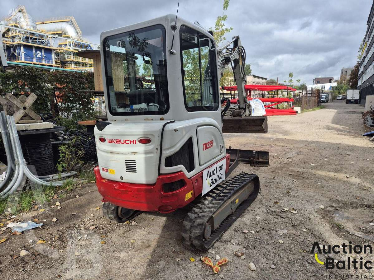 Takeuchi TB225, мини-экскаваторы