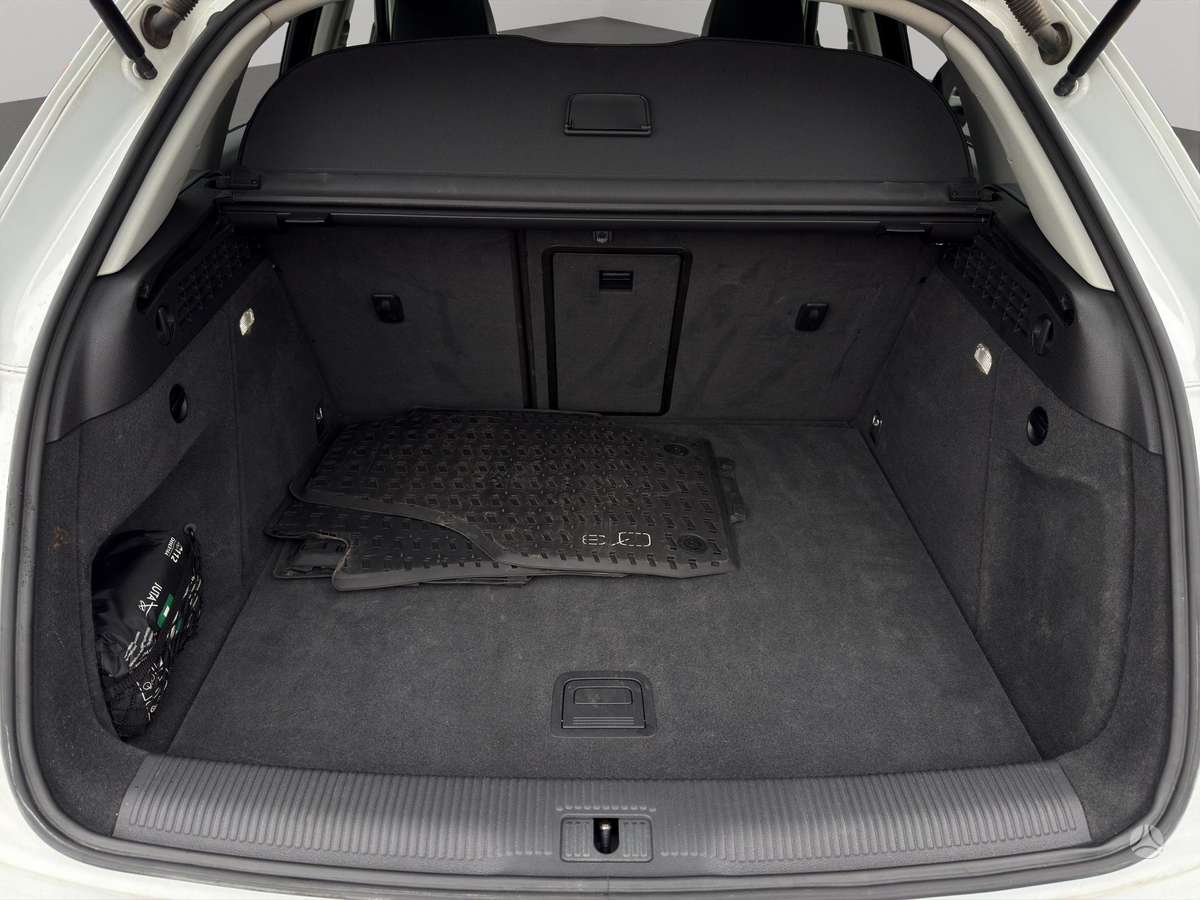 Audi Q3, 2.0 l., off-road / crossover