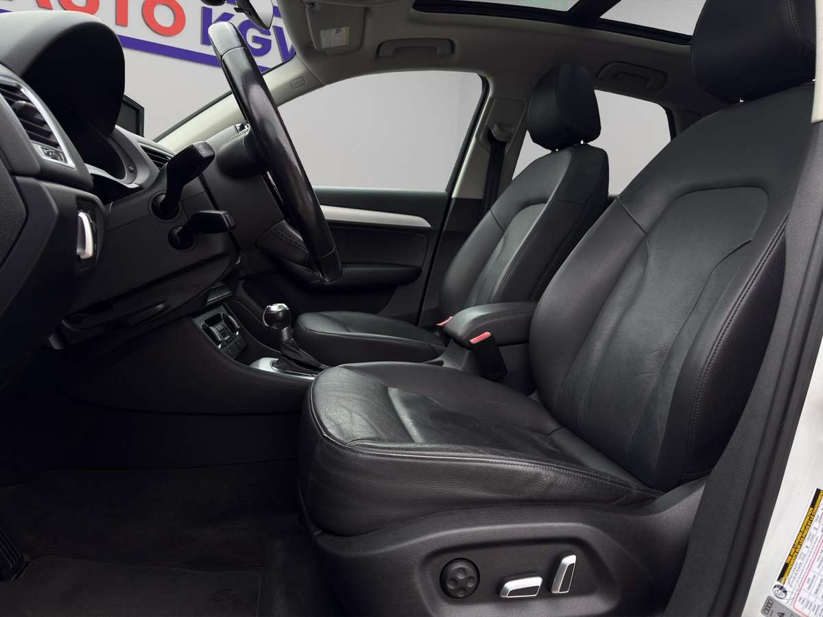 Audi Q3, 2.0 l., off-road / crossover