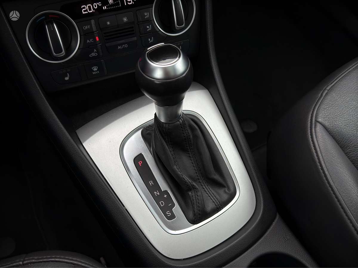 Audi Q3, 2.0 l., off-road / crossover