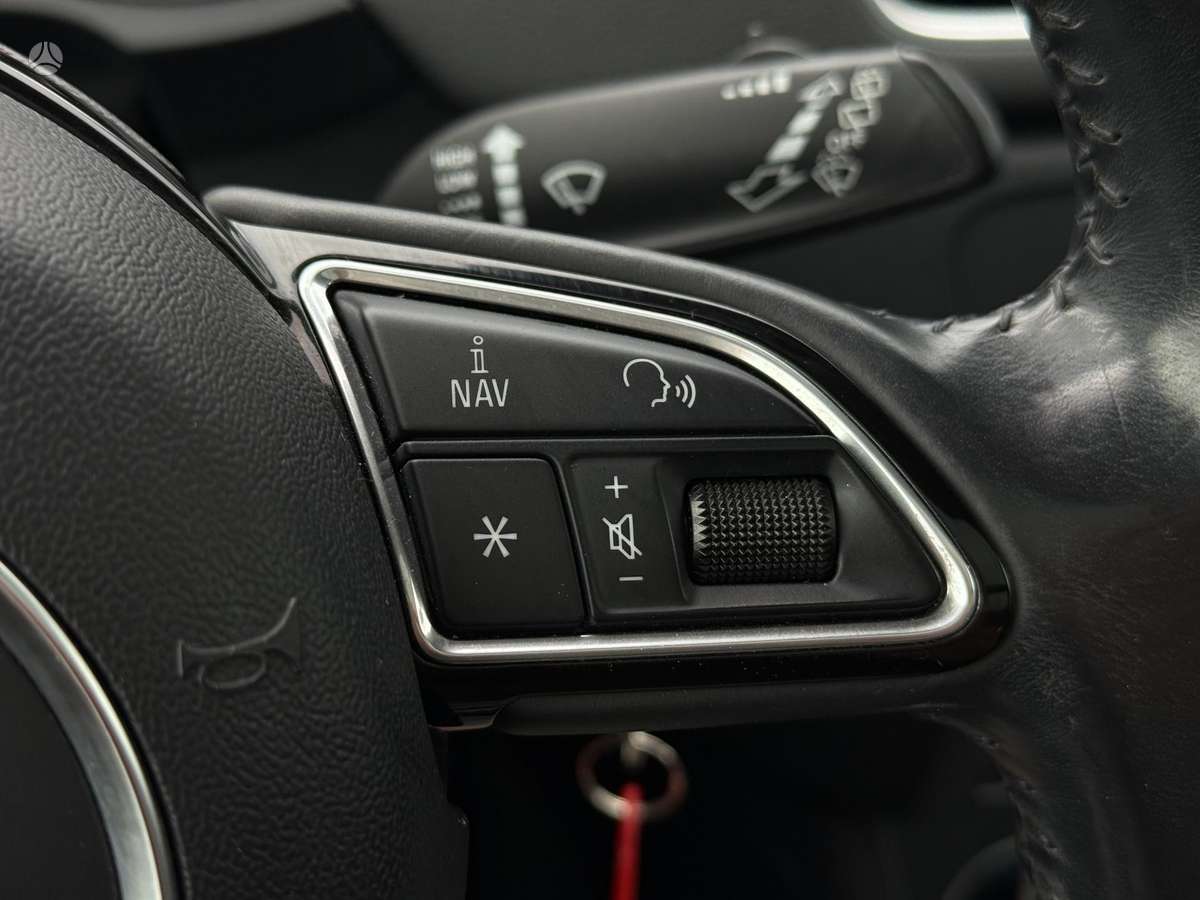Audi Q3, 2.0 l., off-road / crossover
