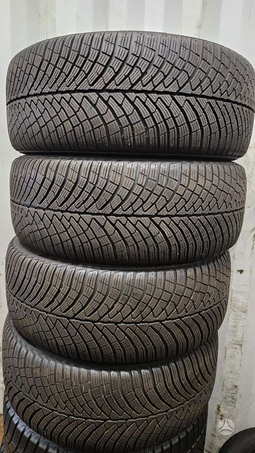 Pirelli P ZERO WINTER 2, зимние 235/45 R18