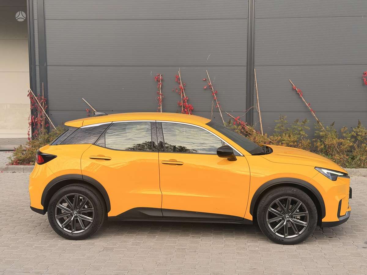 Lexus LBX, off-road / crossover