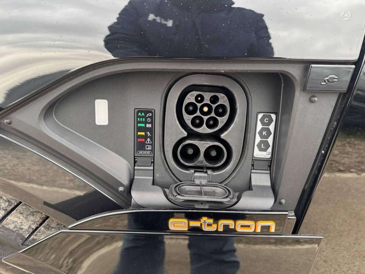 Audi e-tron Sportback, off-road / crossover