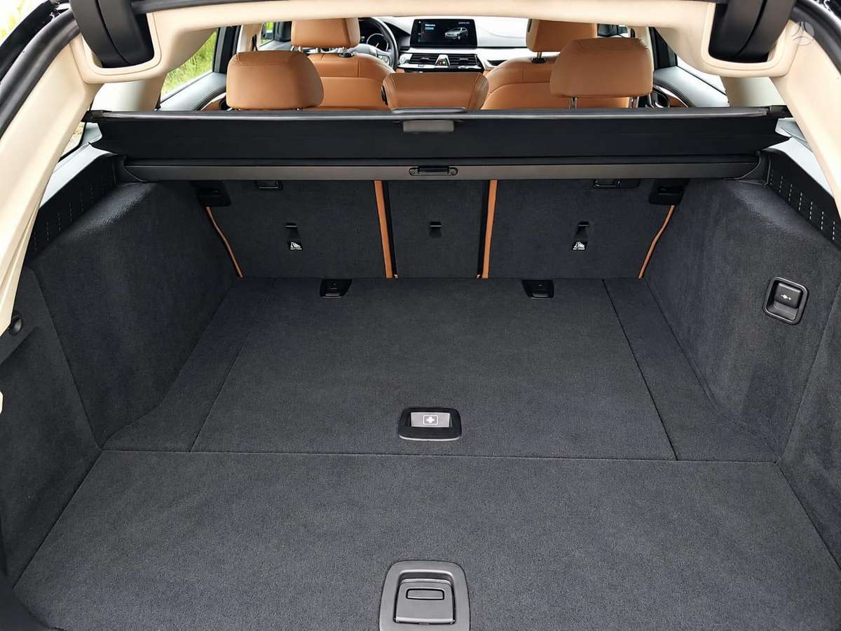 BMW 530, universalas
