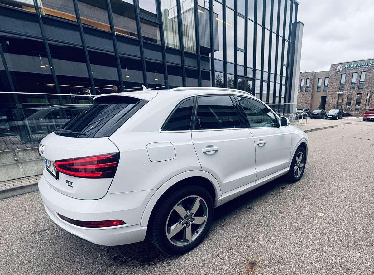 Audi Q3, 2.0 l., off-road / crossover