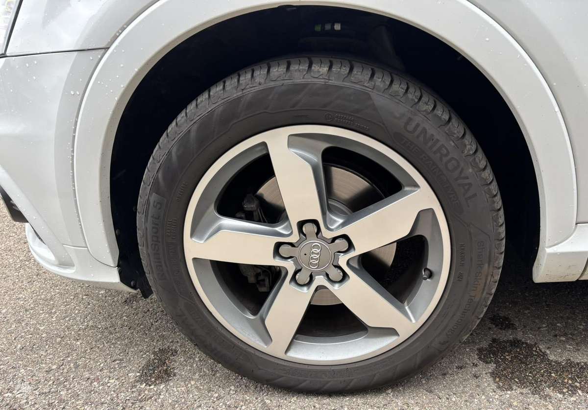 Audi Q3, 2.0 l., off-road / crossover