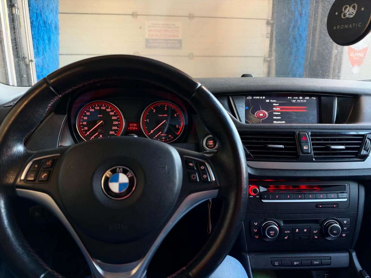BMW X1, 2.0 l., off-road / crossover