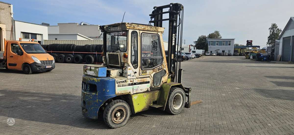 Clark Y70, forklifts