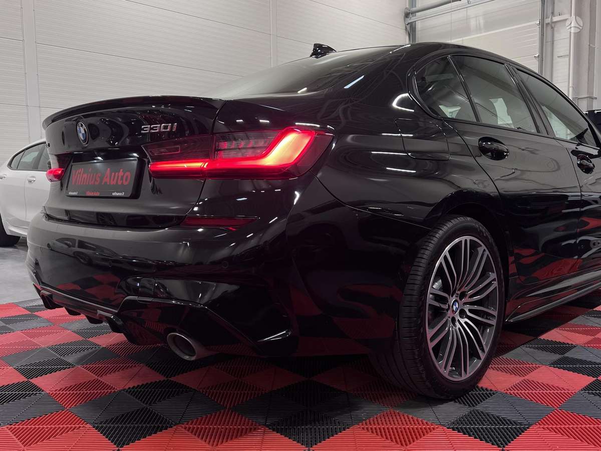 BMW 330, 2.0 l., Седан
