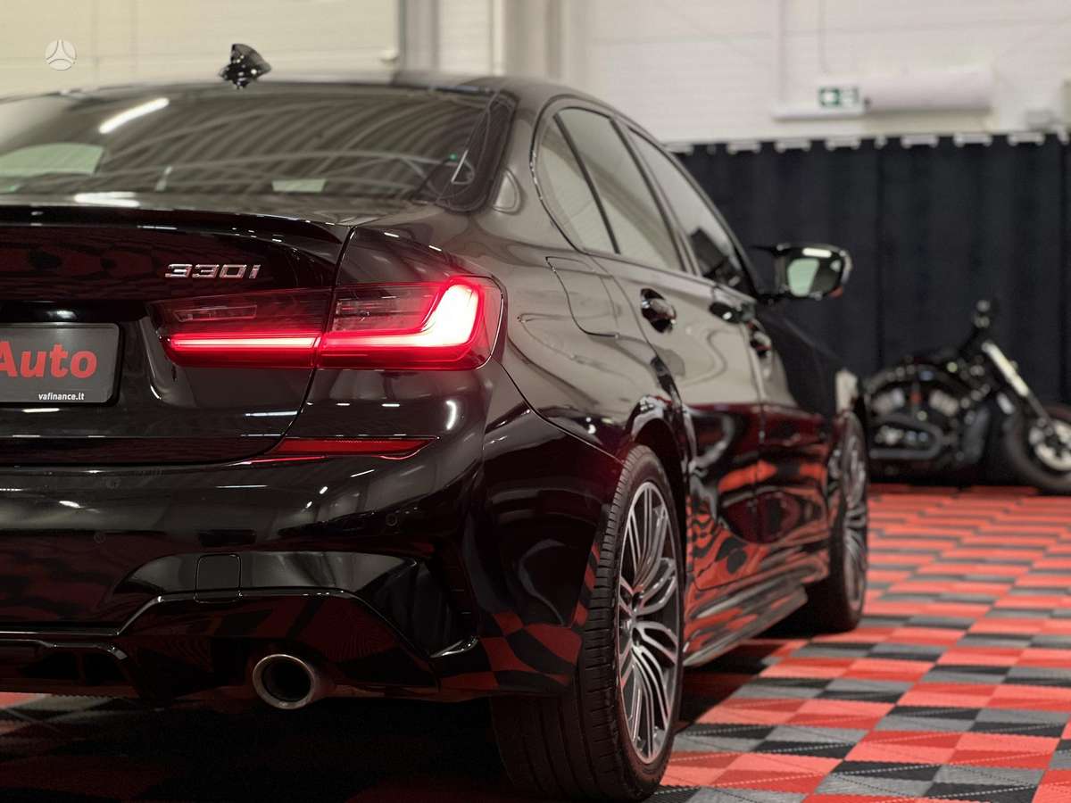 BMW 330, 2.0 l., Седан