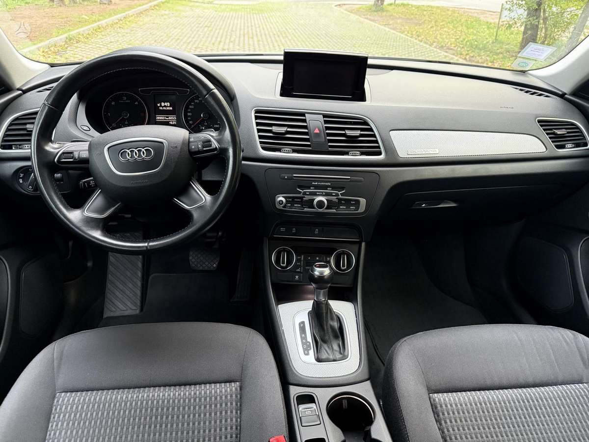 Audi Q3, 2.0 l., off-road / crossover