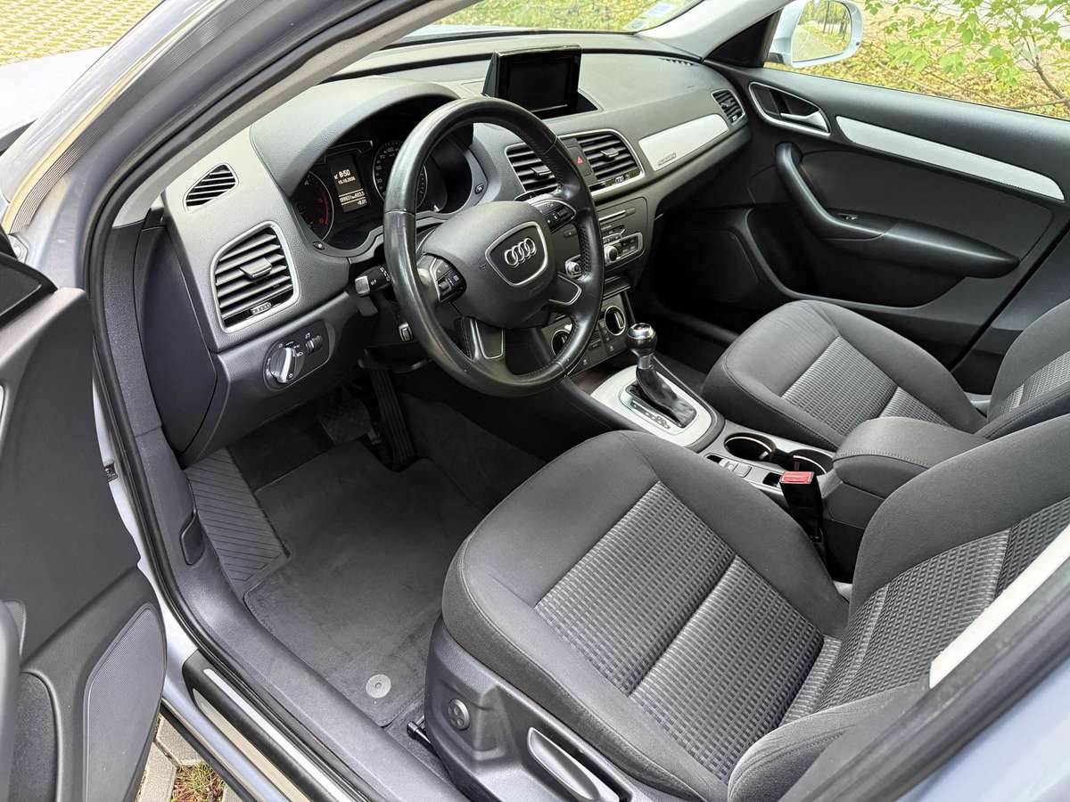 Audi Q3, 2.0 l., off-road / crossover