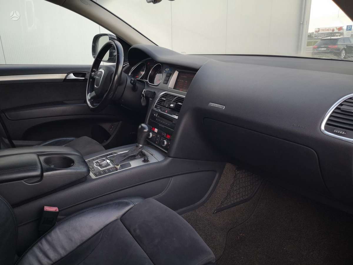 Audi Q7, 4.2 l., off-road / crossover