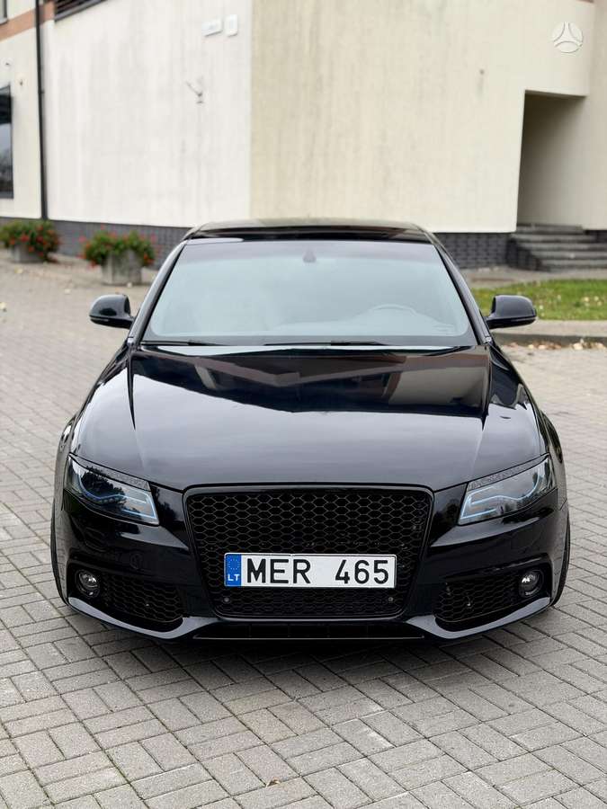 Audi A4, Седан