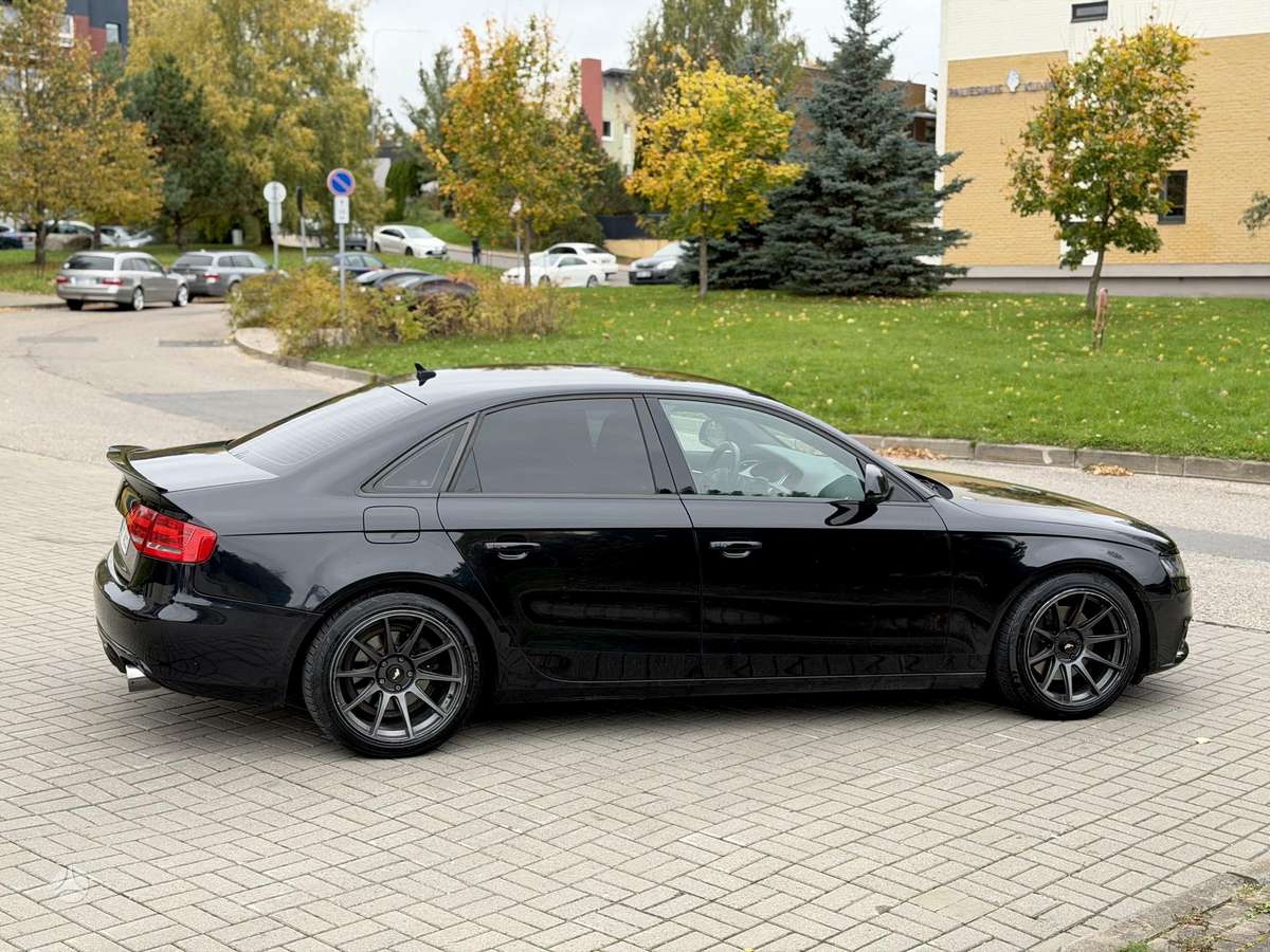 Audi A4, sedanas