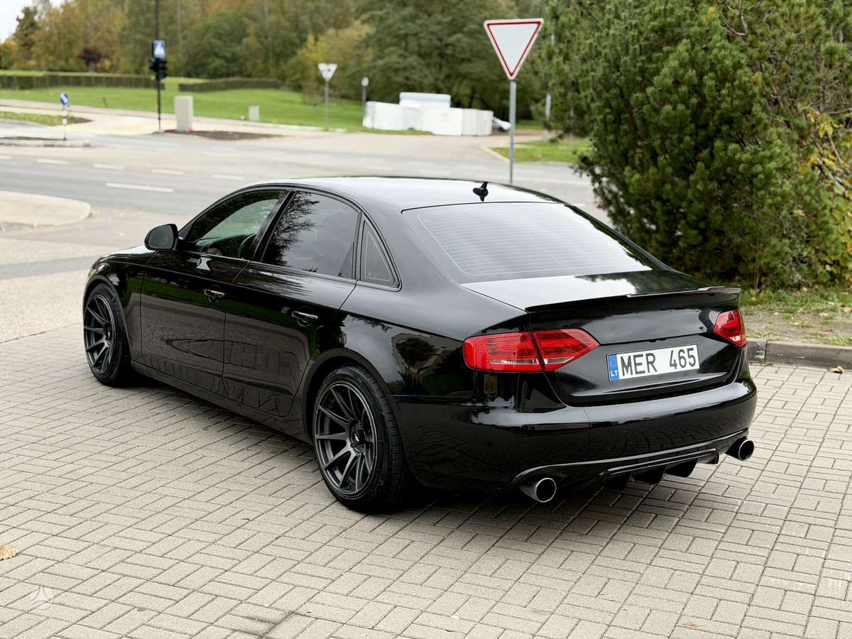 Audi A4, Седан