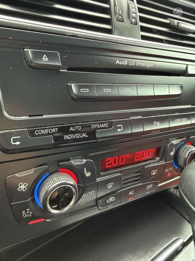 Audi A4, Седан