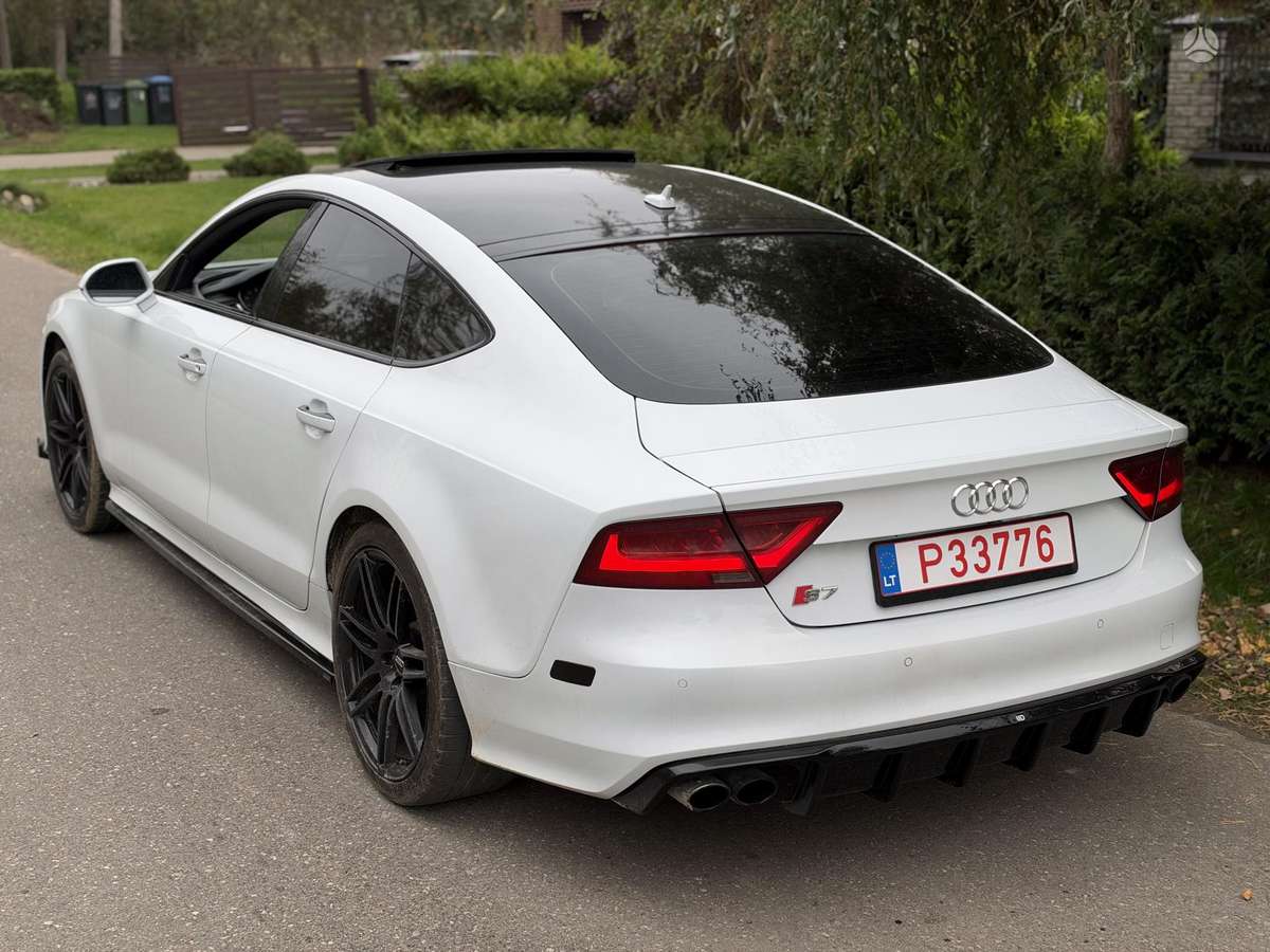 Audi S7, Седан