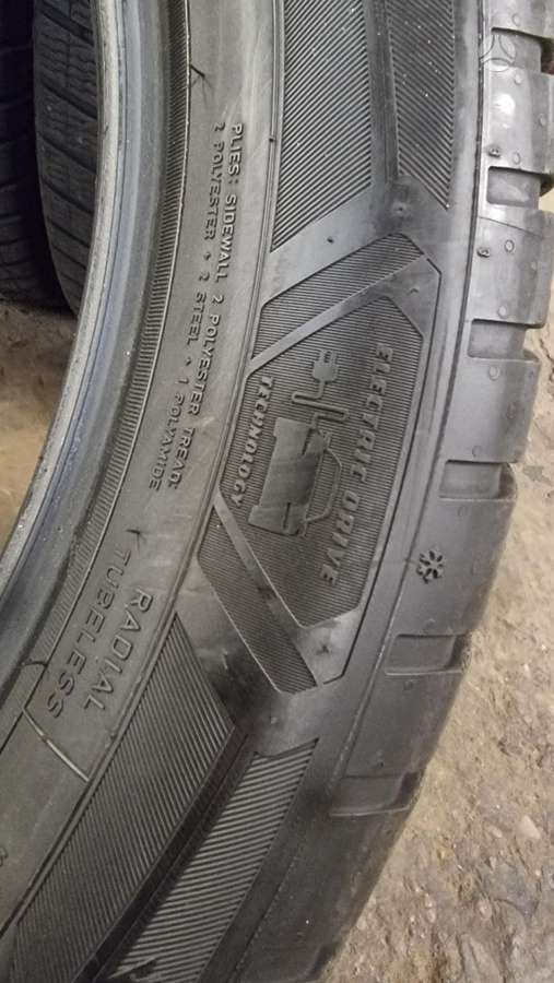 Goodyear Ultragrip performance, зимние 235/50 R20