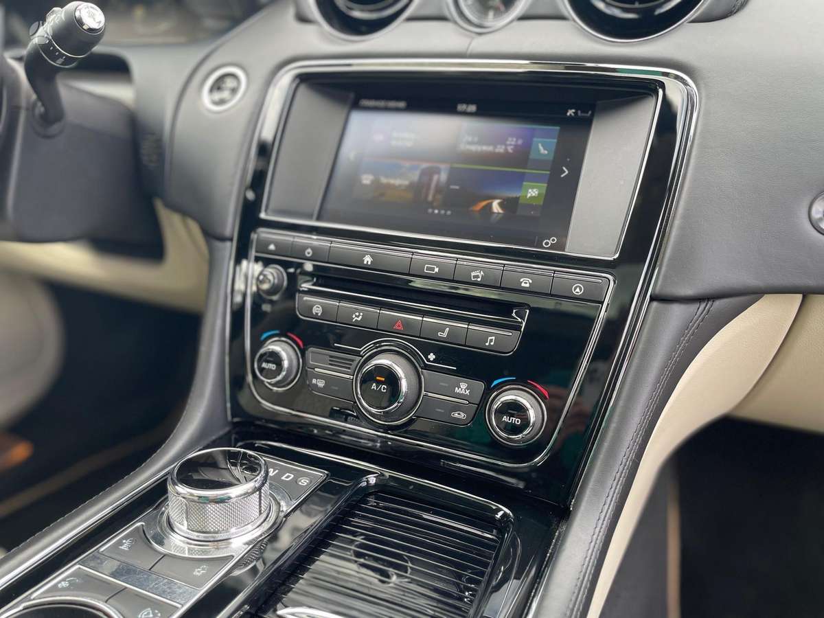 Jaguar XJ, 3.0 l., Седан
