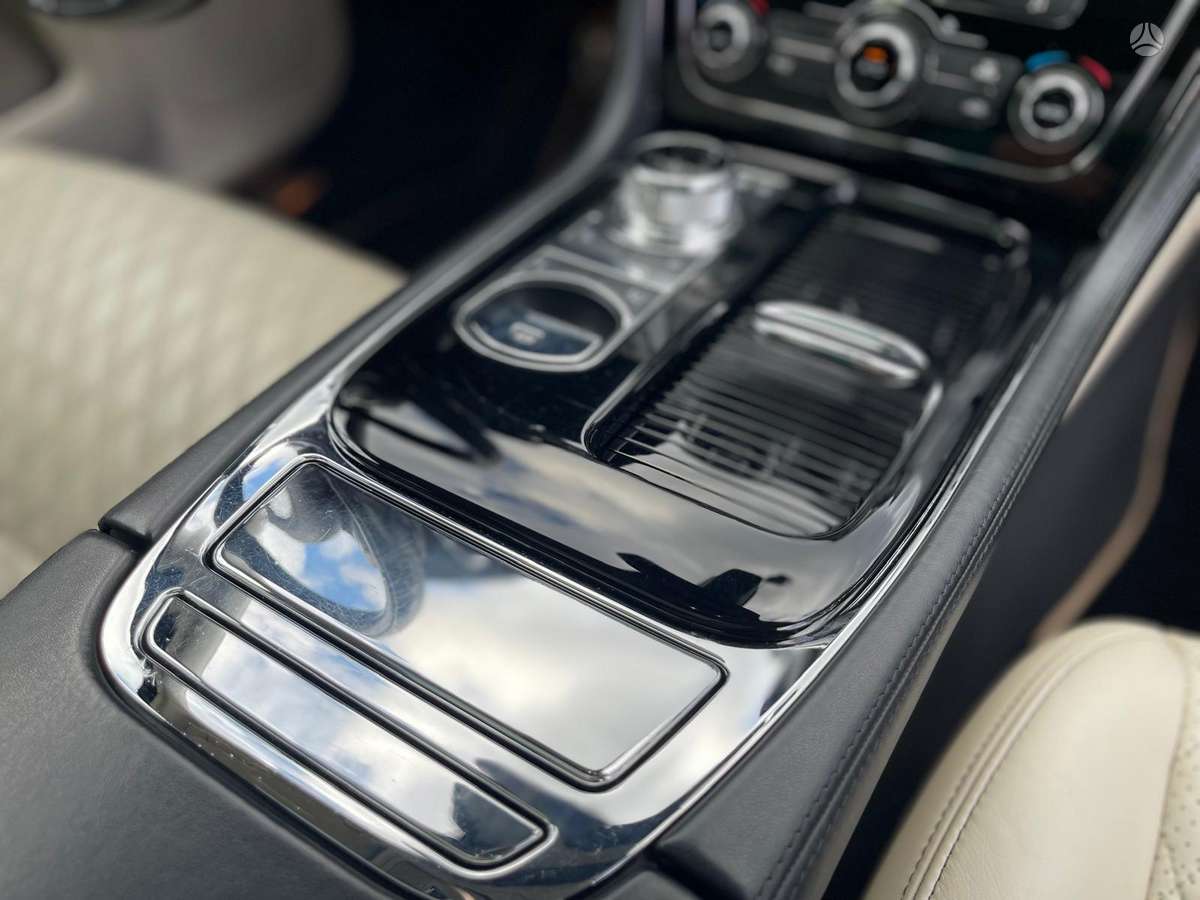 Jaguar XJ, 3.0 l., Седан