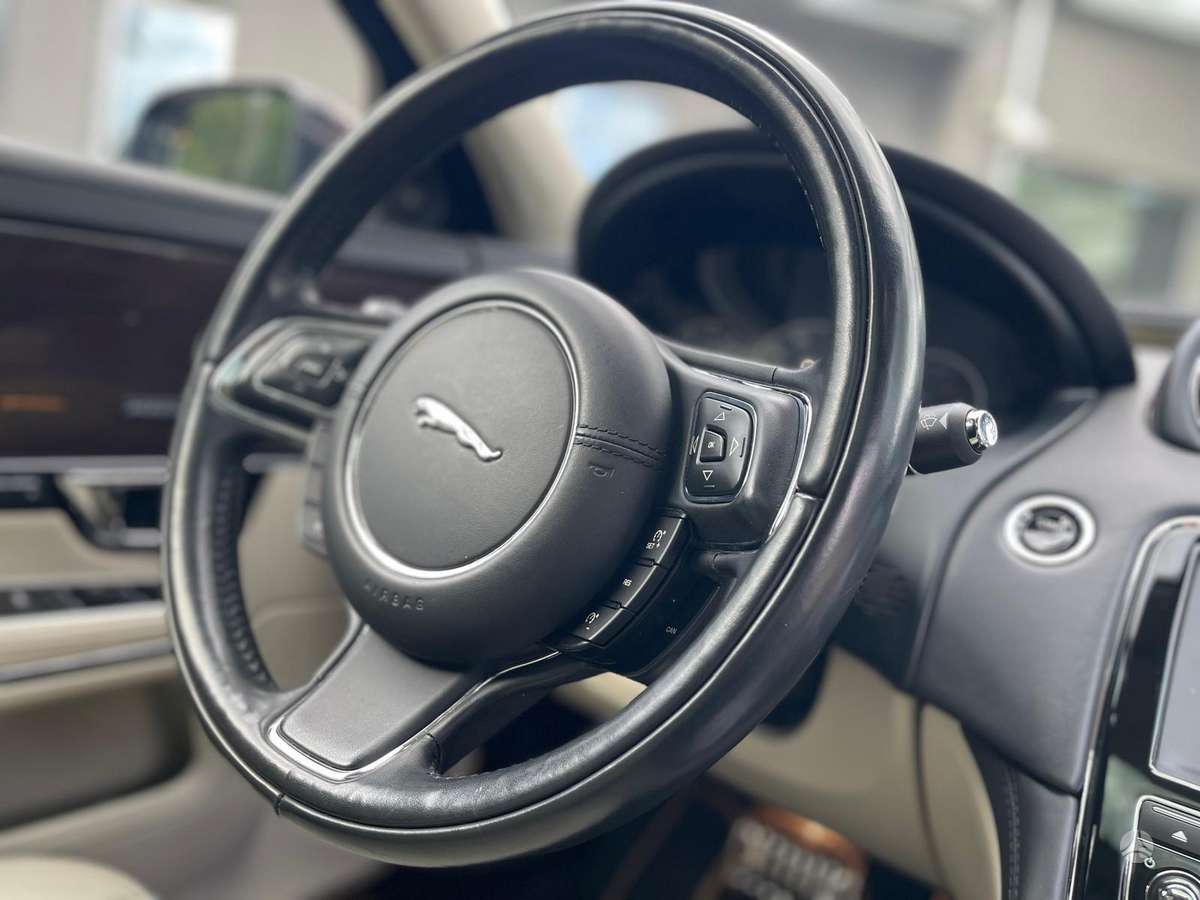 Jaguar XJ, 3.0 l., Седан