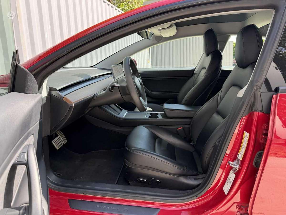 Tesla Model 3, sedanas