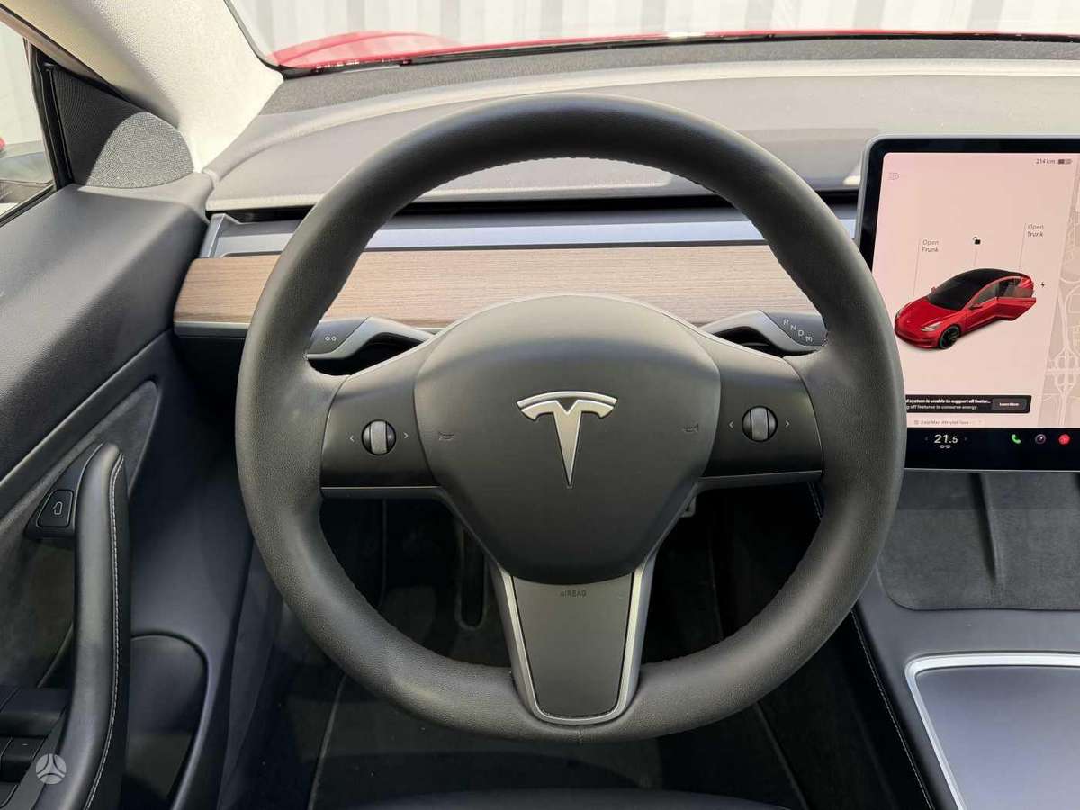 Tesla Model 3, Седан