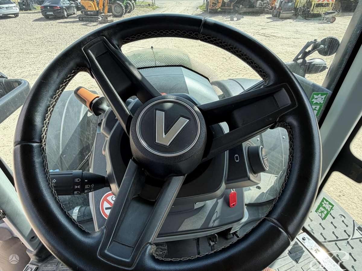 Valtra T235, traktori