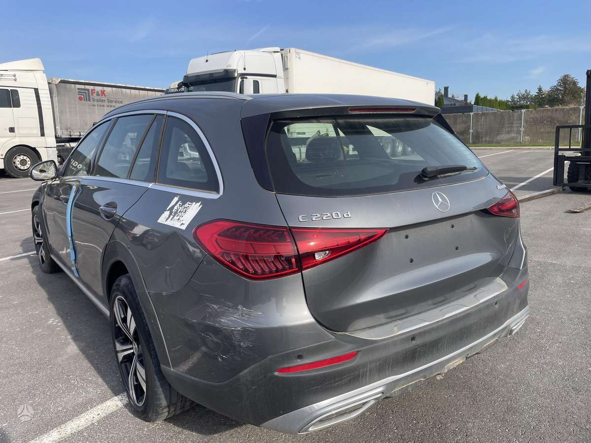 Mercedes-Benz C klasė Dalimis