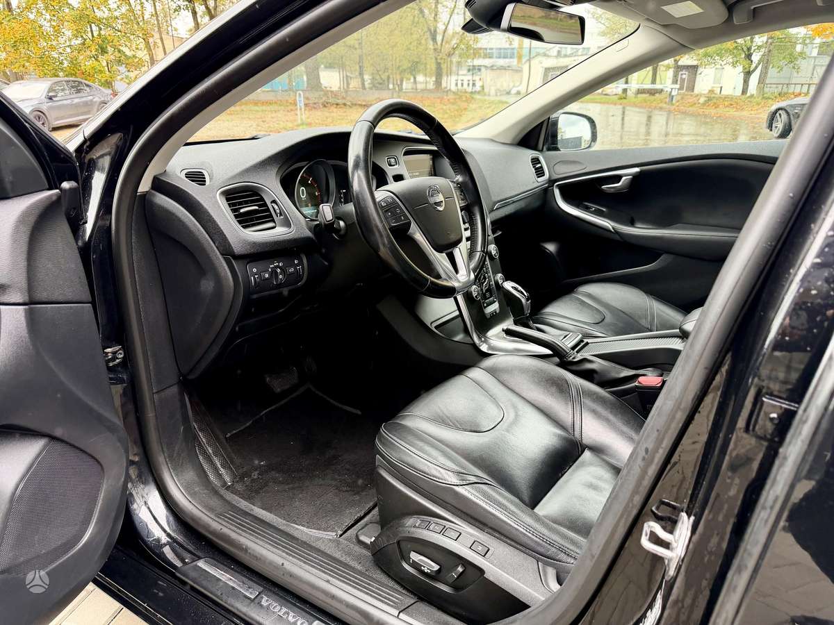 Volvo V40, 1.6 l., hatchback