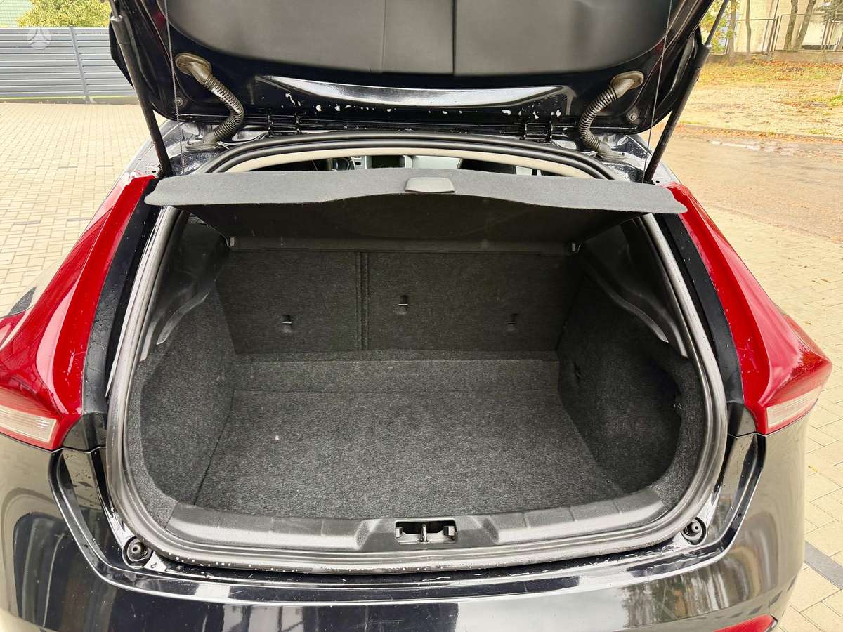Volvo V40, 1.6 l., hatchback