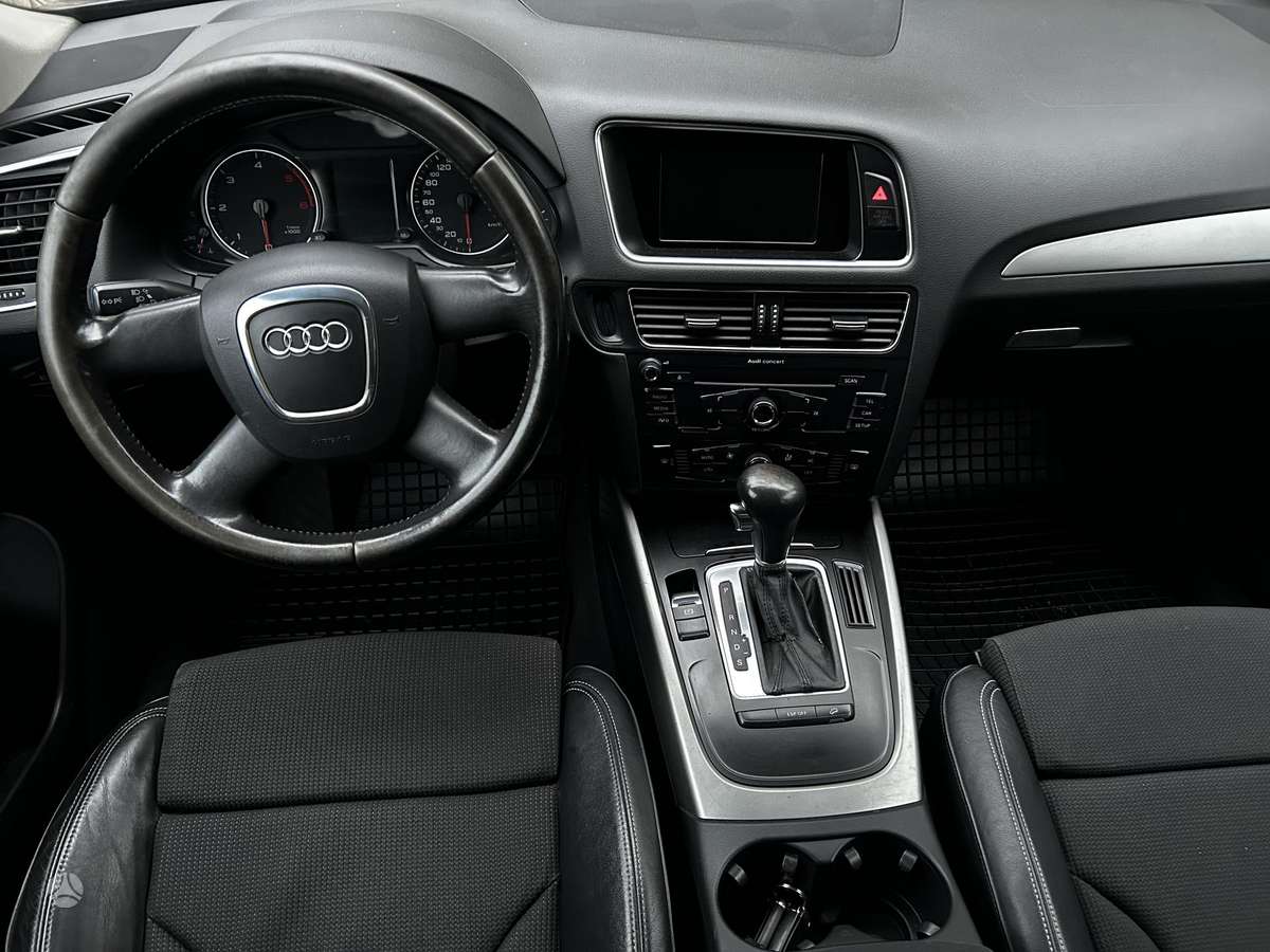 Audi Q5, 2.0 l., off-road / crossover