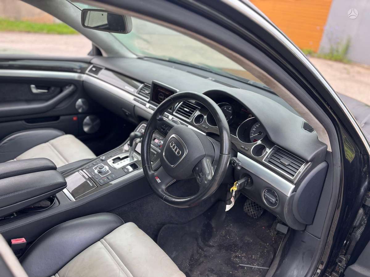 Audi S8 37068366700