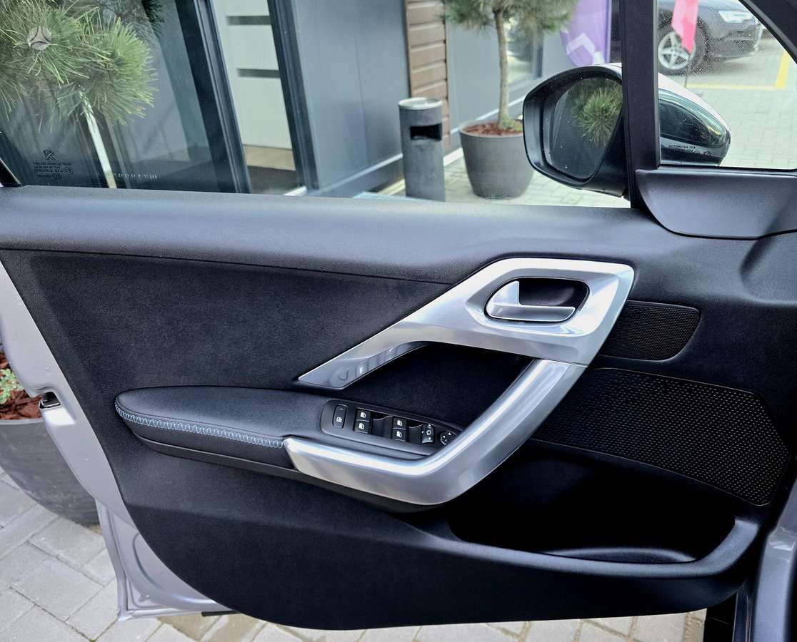 Peugeot 2008, 1.2 l., hatchback