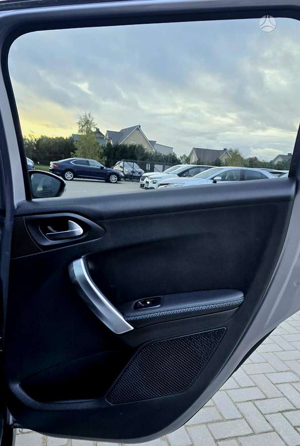 Peugeot 2008, 1.2 l., hatchback