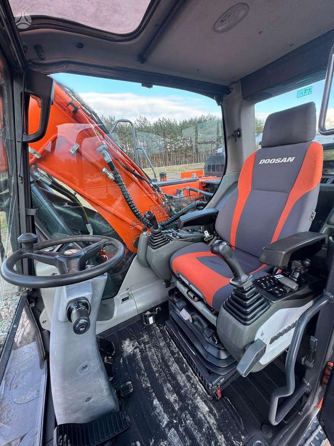Doosan DX210W-5, excavator