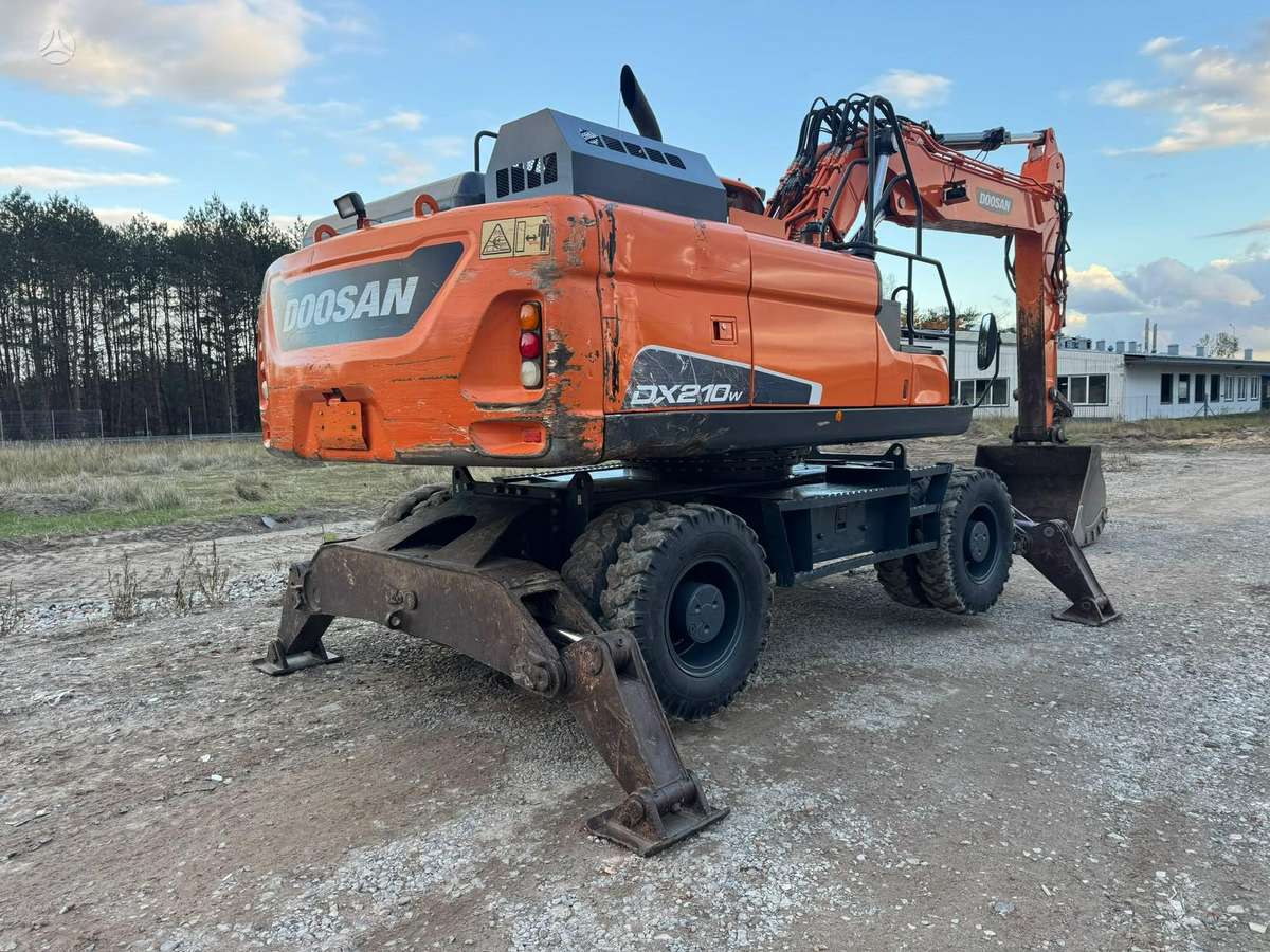 Doosan DX210W-5, excavator