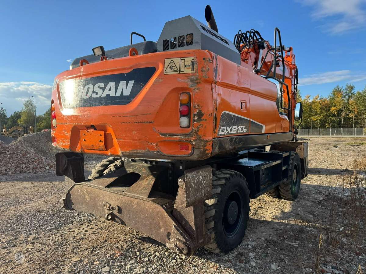 Doosan DX210W-5, excavator