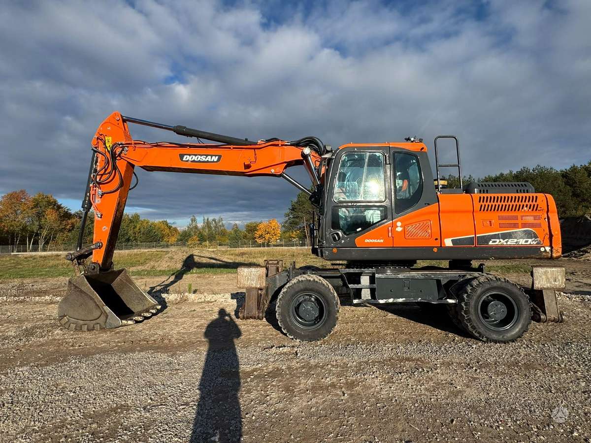Doosan DX210W-5, excavator