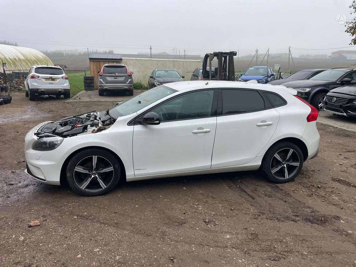 Volvo V40 dalimis