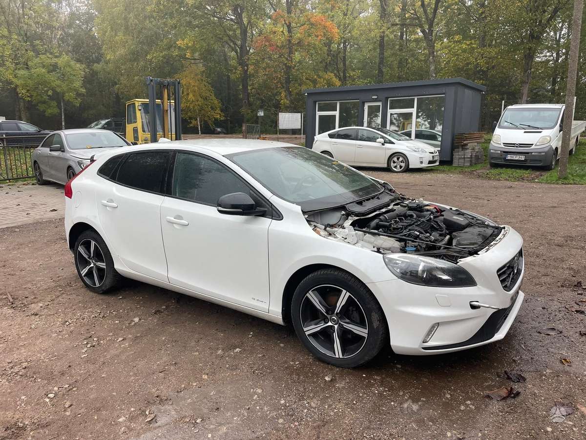 Volvo V40 dalimis