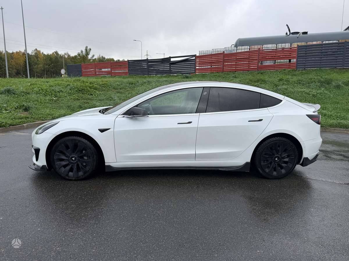 Tesla Model 3, sedanas