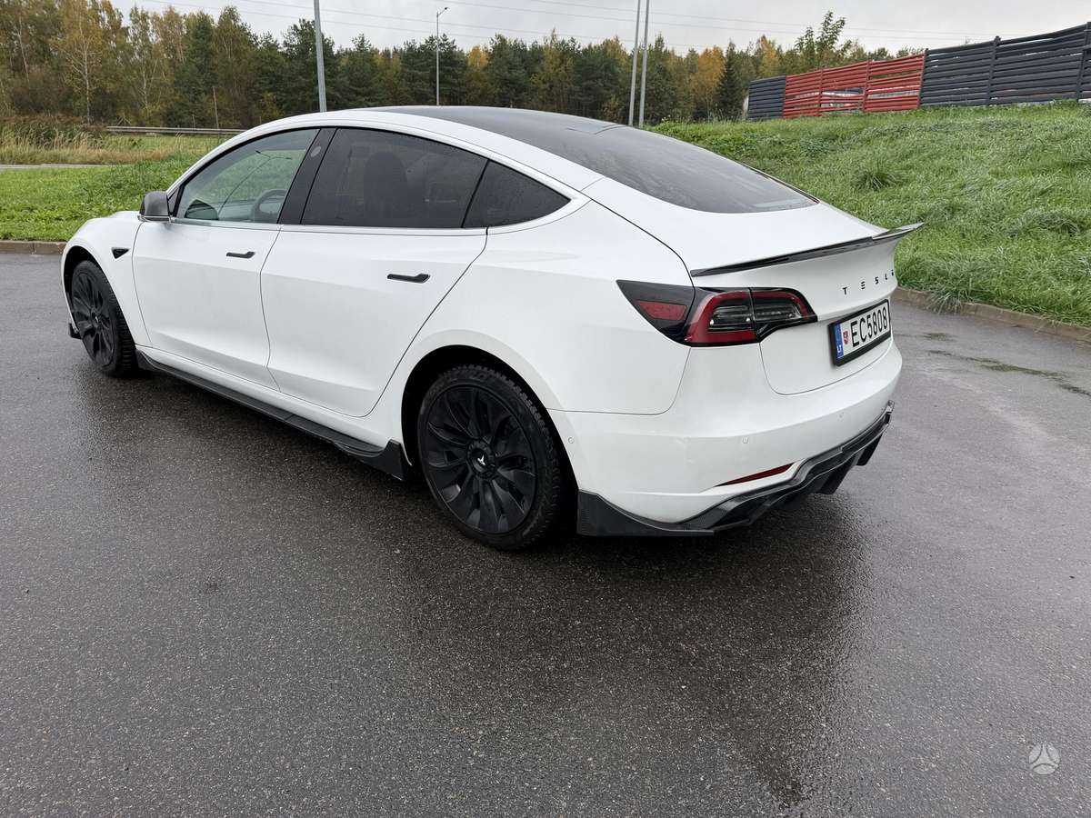Tesla Model 3, sedanas