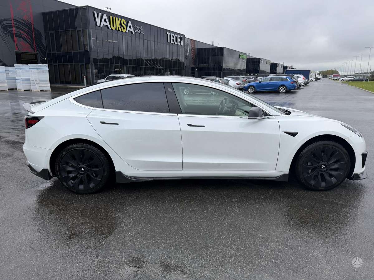 Tesla Model 3, sedanas
