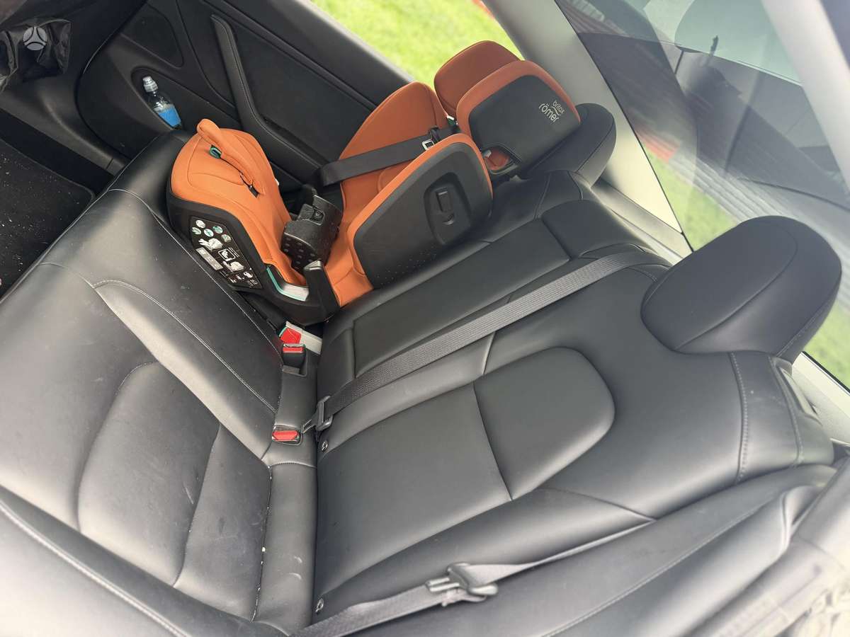 Tesla Model 3, Седан