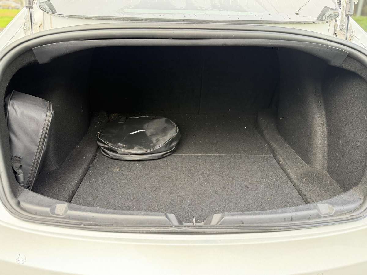 Tesla Model 3, sedanas