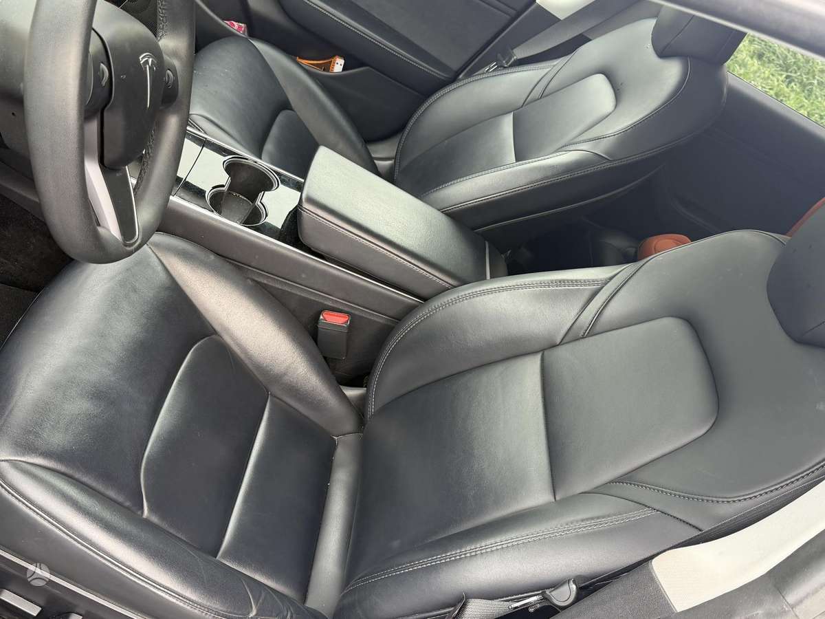 Tesla Model 3, sedanas