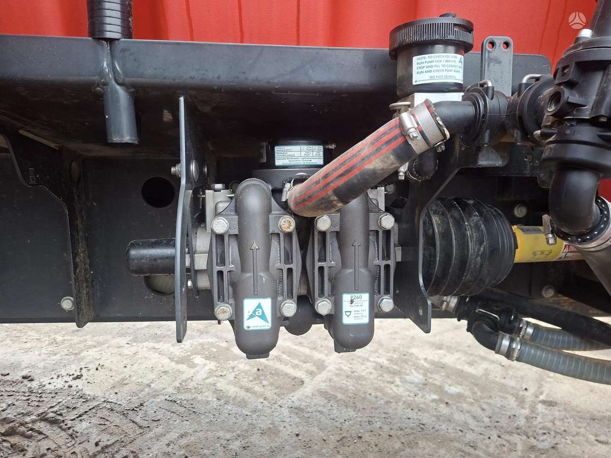 Kverneland Ixtrack T4 4600, разбрызгиватели